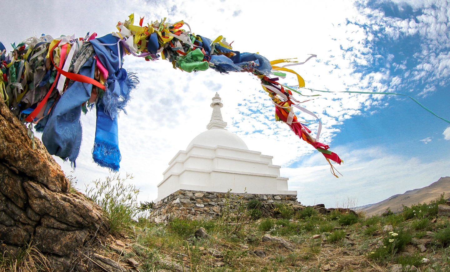 Священная буддийская Ступа на острове Огой