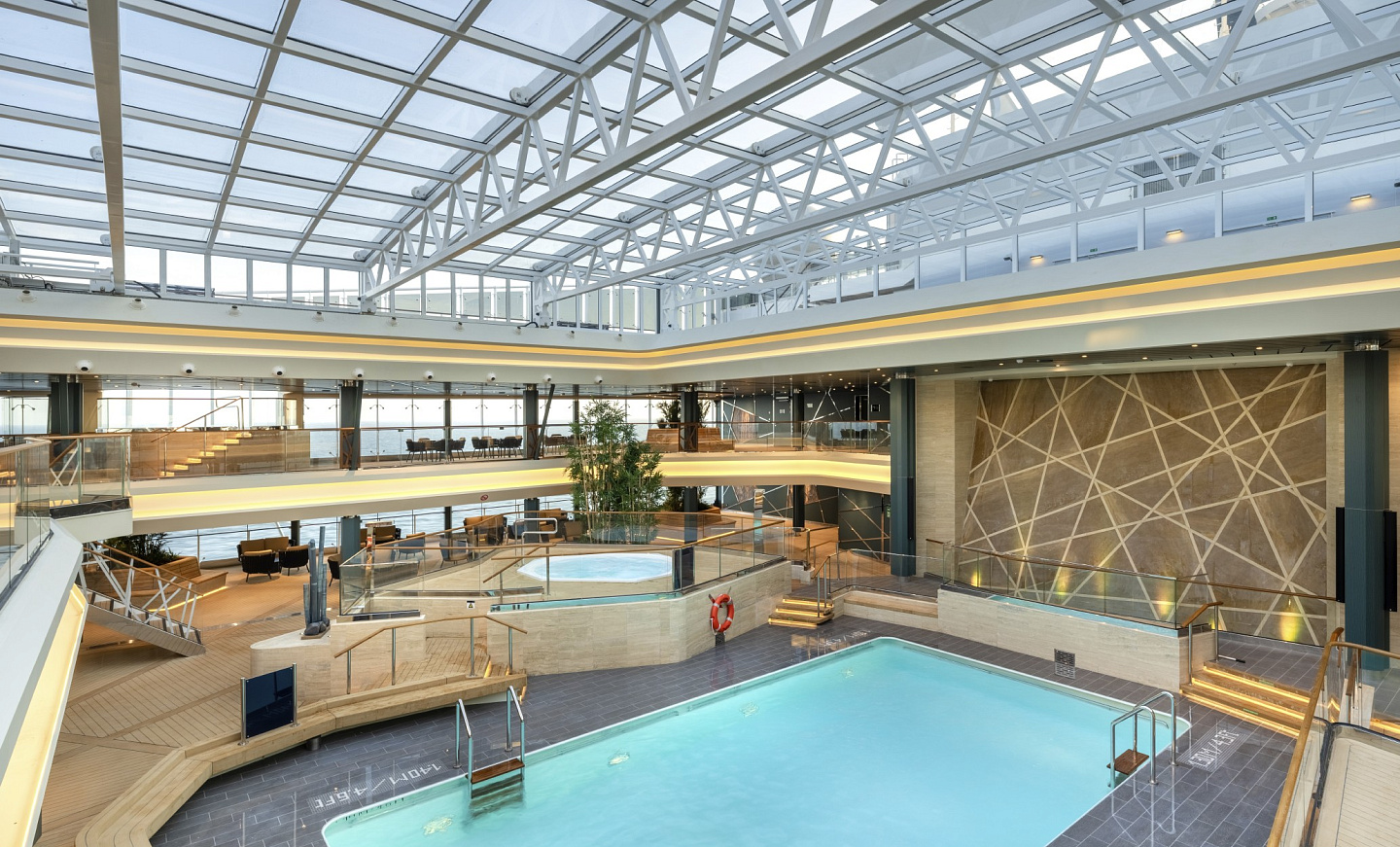 Бассейн под раздвижной крышей